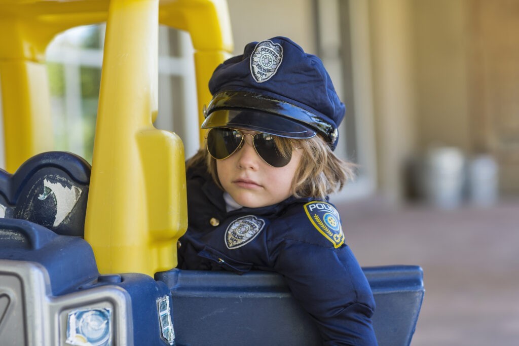 Il sogno di tutti i bambini, diventare poliziotto per far rispettare la legge e mantenere l'ordine pubblico.